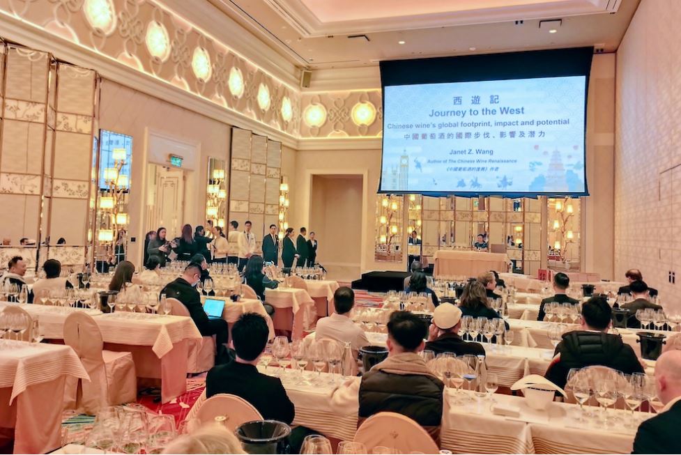 澳旅院学生向着名葡萄酒专家学习中法葡萄酒知识